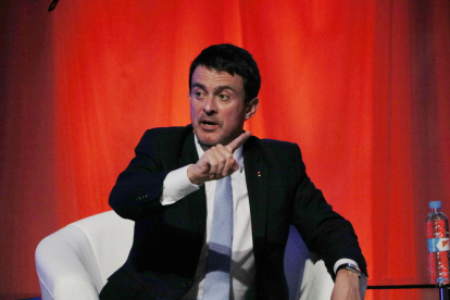L'exprimer ministre socialista francès, Manuel Valls, parlant i gesticulant a l'acte de Cs.