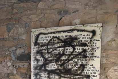 La placa donde se explica la leyenda de Sant Jordi también ha quedado afectada.