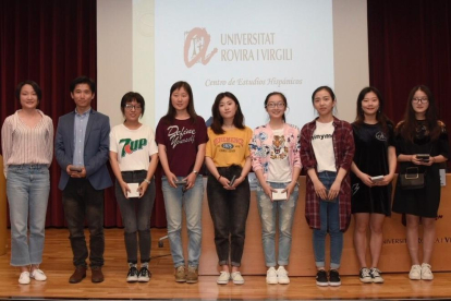 Mi Qi, segon per l'esquerra, amb els estudiants més destacats d'aquest curs, amb notes suprior al 9.
