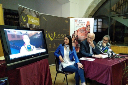 L'alcalde de Tivissa, Jordi Jardí, i la soprano Sara Blanch, escolten el missatge gravat de la mezzosoprano Anna Brull, en la presentació del festival Les Nits a la Baranova.