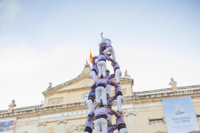 4de9 amb folre de la Colla Jove Xiquets de Tarragona a la diada de Sant Joan celebrada a la plaça de la Font.