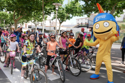 La mascota de los Juegos Mediterráneos acompañó a los ciclistas a la línea de salida.
