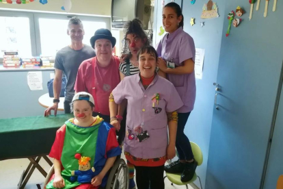 Un mag va visitar els nens hospitalitzats amb el seu espectacle 'Màgic Fluss'.