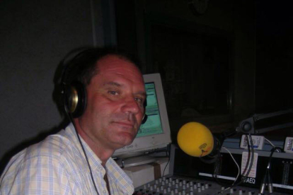 Josep Maria Dalmau, en una foto a l'estudi de Ràdio Jove Reus.
