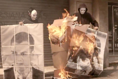 Imatge dels membres d'Arran cremant les imatges.