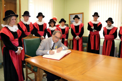 El president Quim Torra, signant el llibre d'honor a l'Ajuntament de Tortosa, amb l'alcaldessa Meritxell Roigé al costat, durant una visita per la Festa del Renaixement.