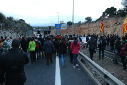 Varias personas cortan la AP-7 en Tarragona, el pasado domingo.