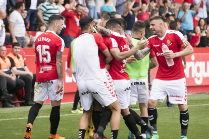 Los jugadores del Nàstic celebran uno de los cinco goles que le marcaron este sábado en la Cultural y Deportiva Leonesa.
