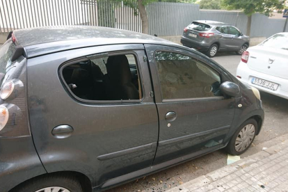 El carrer Pintor Ignsi Mallol va despertar dissabte amb la vorera plena de vidres dels vehicles.