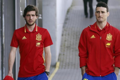 Sergi Roberto, a la izquierda, con Aritz Aduriz, que tampoco irá al Mundial.