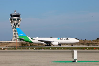 Un avión de LEVEL circulando por la pista de despegue del aeropuerto del Prat.