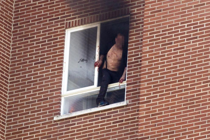Imagen del agresor instantes antes de saltar por la ventana.