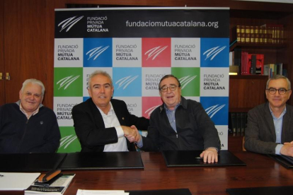Imatge de la signatura del conveni entre representants del Gremi de Pagesos i la Fundació Mútua Catalana.