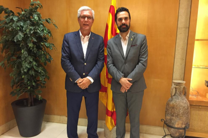 El presidente del Parlament, Roger Torrent, con el alcalde Josep Fèlix Ballesteros.