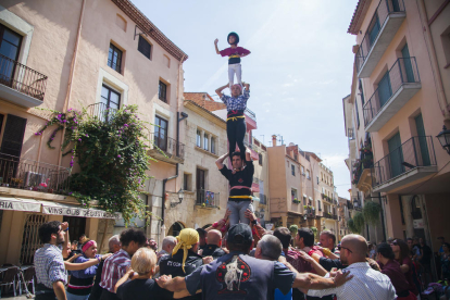 Els Xiquets de Cambrils en ple assaig del pilar, ahir al migdia, a la plaça de la Vila.