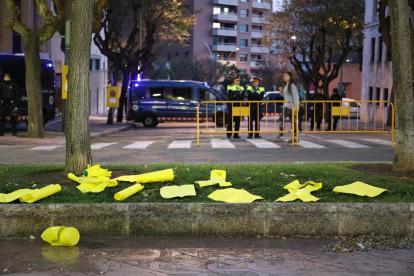 Los manifestantes dejaron las bayetas en la rambla Lluís Companys al ver el despliegue policial en las puertas del Palau.