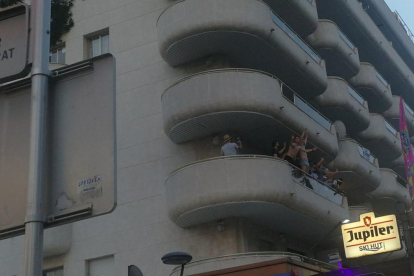 Grup de joves turistes, en posició perillosa, en un balcó de Salou, la setmana passada.
