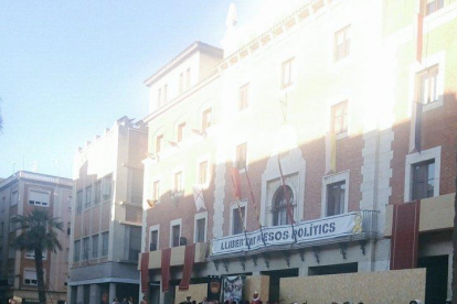 El escenario del séquito de las familias nobles estaba situado delante del Ayuntamiento y bajo la pancarta de '«llibertar presos polítics»'.