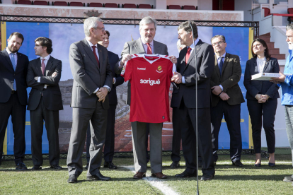 El ministro Méndez de Vigo, en el centro, en el Nou Estadi, con Ballesteros y el presidente del Nàstic.