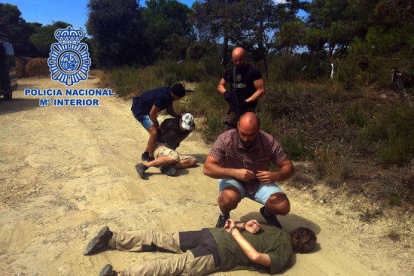 Instante en que la policía española detiene al presunto criminal.