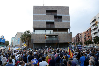Las personas concentradas ante|delante de la subdelegación del gobierno español en Tarragona para exigir el levantamiento del 155, el 21 de mayo del 2018