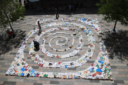 Pla picat de la intervenció 'Immersió' a la plaça de l'Estudi de Vila-seca per Efímera, amb 2.000 llibres utilitzats per crear l'espiral.