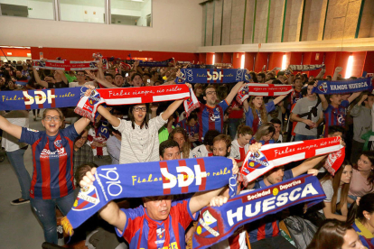 Aficionados del Huesca celebrando el ascenso a la máxima categoría estatal.