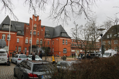 La prisión de Neumünster (izquierda) y el juzgado del municipio (derecha) con expectación mediática.