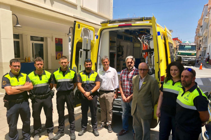 Pla general de la presentació de la nova ambulància de l'Ametlla de Mar, amb l'alcalde Jordi Gaseni, el director de Salut, Ismael Piñas i el personal. Imatge del 25 de juny de 2018 (horitzontal)