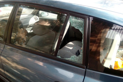 Imagen de uno de los vehículos que sufrió un robo este fin de semana en la calle Manuel de Falla.