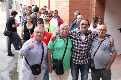 Algunos de los aficionados que han adquirido las entradas para el partido en Huesca.
