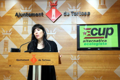 Núria Rodríguez, portaveu de la CUP Tortosa, a la sala de premsa de l'Ajuntament de Tortosa.