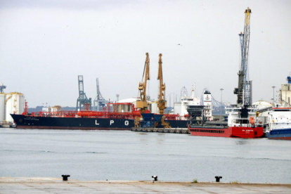Imagen de archivo de varios barcos de mercancías en el Port de Tarragona.