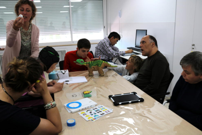 Usuaris i personal del centre Villablanca, del grup Pere Mata de Reus, a la nova sala de noves tecnologies, per estimular la capacitat cognitiva i la comunicació a través de petits robots. Imatge del 22 de maig del 2018