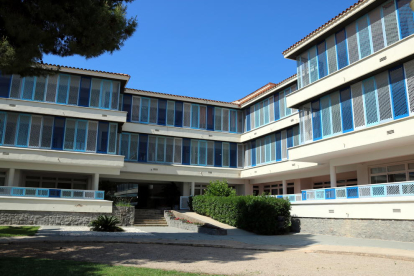 Façana de l'edifici principal del centre Villablanca, que pertany al grup Pere Mata de Reus, amb residències i centres de dia per a persones amb discapacitat intel·lectual o trastorn mental. Imatge del 22 de maig del 2018