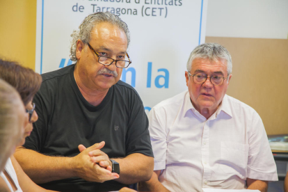 Juárez con Roger Pla, gerente de la Región Sanitaria, en una reunión de la CET la semana pasada.