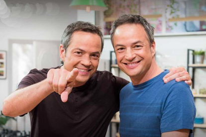Los gemelos Sergio y Javier realizan el programa de 'Torres en la cocina'.