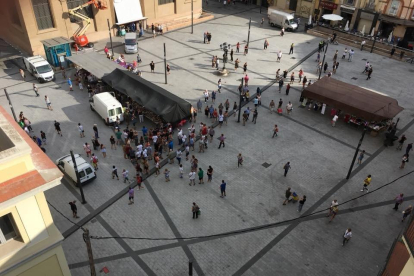Mucho pocos marchantes han decidido instalar las paradas y empezar a vender en la plaza Corsini.