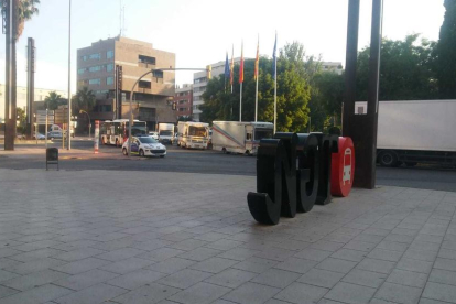 Les furgonetes han ocupat el carril central de la plaça Imperial Tarraco.