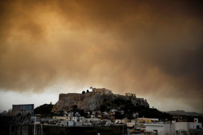 El humo de un incendio forestal que se quema fuera de Atenas detrás del Partenón, en la cima de la Acrópolis de Atenas el 24 de julio del 2018.