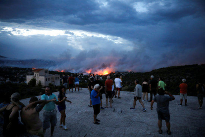 Imatge de l'incendi forestal a la ciutat de Rafina, prop d'Atenes.