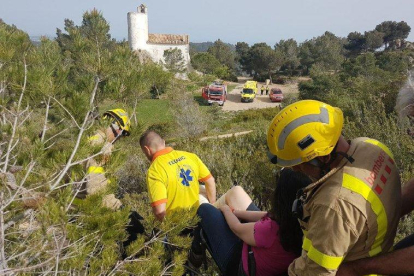 La dona va ser evacuada amb una cadira fins l'ambulància.