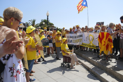 Pla general de la concentració convocada per Tercera Joventut per la República en rebuig a la xiulada a Torra als Jocs Mediterranis a Tarragona. Imatge del 26 de juny de 2018