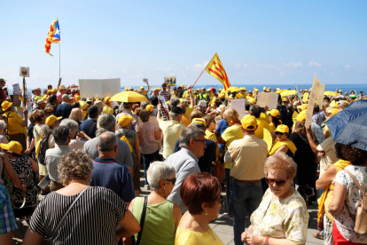 Pla obert de la protesta dels avis en rebuig a la xiulada a Torra als Jocs Mediterranis a Tarragona, vista des del darrere. Imatge del 26 de juny de 2018