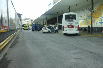 Imatge de la grua que ha retirat l'autobús incendiat.