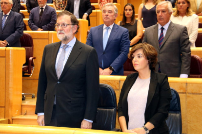 El presidente del gobierno español, Mariano Rajoy, y la vicepresidenta, Soraya Sáenz de Santamaría, en el Senado.