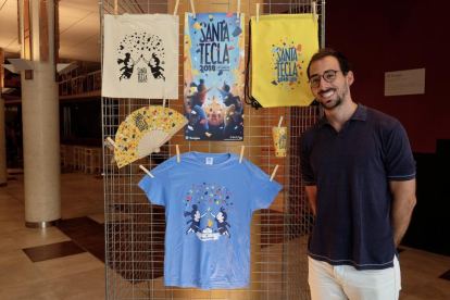 Edu Polo, creador de la imatge de Santa Tecla 2018, junt amb la samarreta de les festes d'enguany.