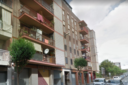 El incendio se ha producido a la cocina de un cuarto piso en la calle Vilallonga de Reus.