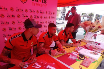 Maikel Mesa, Xavi Molina i Álvaro Vázquez han firmat autògrafs a la Rambla Nova de Tarragona.