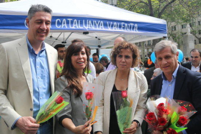Xavier García Albiol, Alícia Sánchez Camacho, Dolors Montserrat i Alberto Fernández Díaz, amb roses.